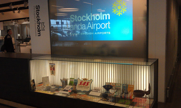 I samband med Arlanda 50 år har ABA-SAS Flyghistorisk Förening en stilfull monter på Terminal 5. Den visar föremål från SAS och deras marknadsföring 1962.