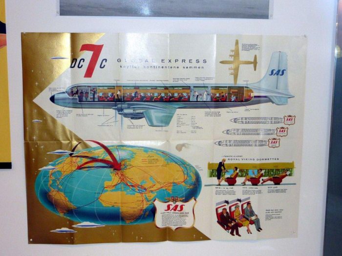 Utställningsmontrarna visar olika tidsepoker hos SAS, här DC-7 C Global Express. Foto: Peter Tancred.
