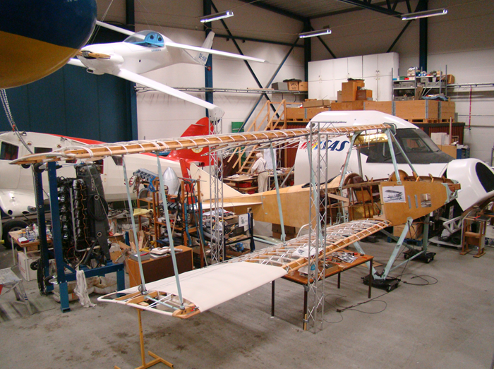Ett stort steg framåt i restaureringen av Arlanda Flygsamlingars Albatros togs i mars när ena vingparet monterades. Foto Lennart Berns
