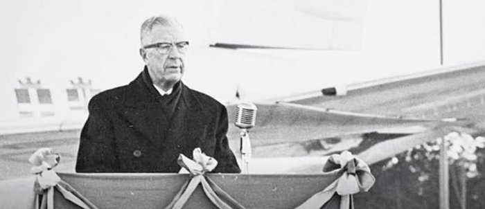 Gustav VI Adolf  inviger Arlanda flygplats den 1 april 1962. Foto via Swedavia