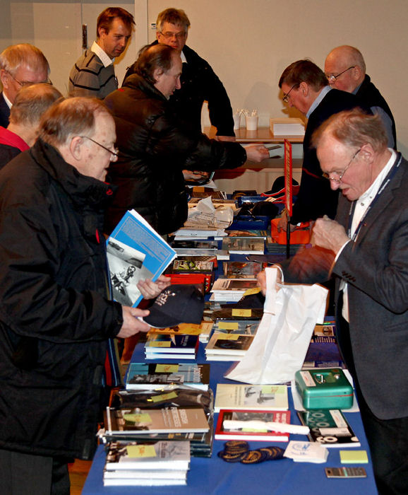 I pausen efter årsmötet samt efter föredraget fanns det möjlighet att köpa F 18 Kamratförenings nya bok om F 18 och annan flyglitteratur samt DVD-filmer från SFF medlemsservice och Flygande Veteraner. Foto: Gunnar Åkerberg.