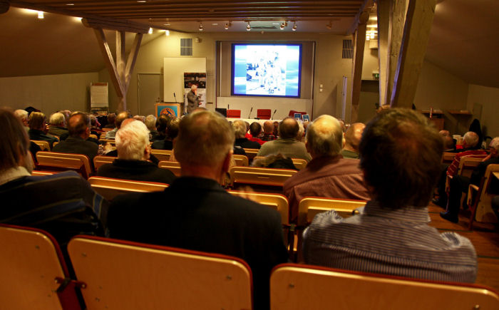 Den välkände Aviatören Kjell Nordström höll ett mycket underhållande och lärorikt föredrag om sitt flygarliv inför en välfylld hörsal på Armémuseum. Foto: Gunnar Åkerberg