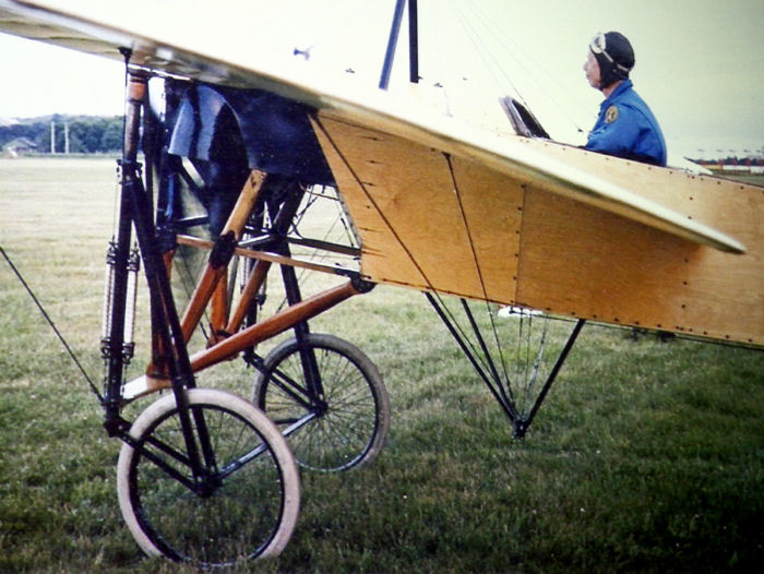 Förmodligen har få flygförare fått chansen att provflyga Mikael Carlsons Blériot. Kjell är en av dem. Här testar Kjell Nordström Mikaels Blériot vid en flygdag i Visby 1998.  Foto: Via Kjell Nordström.