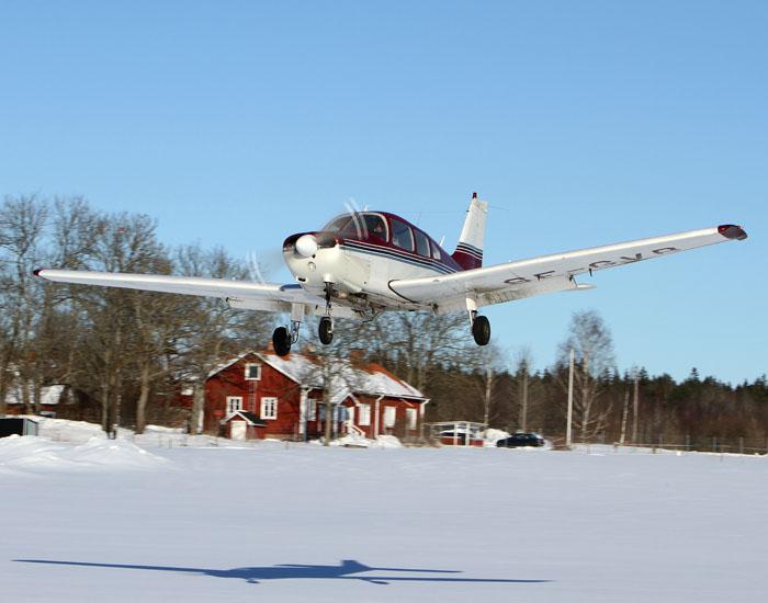 Piper PA 28-161, SE-GVB tillhörande Barkaby Flygklubb på kort final till bana 24. Foto Gunnar Åkerberg.