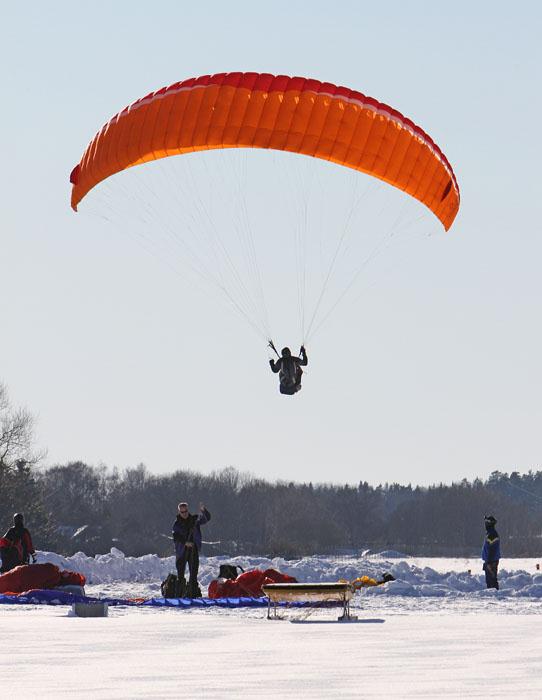Fenix skärmflygklubb har haft Barkarby som sitt vinterfält sedan 1999. Skärmflygarna vinschas och flyger vid grässtråket på södra sidan av den asfalterade landningsbanan. Foto: Gunnar Åkerberg.