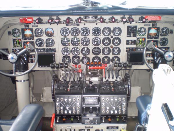 Cockpiten i Red Bulls Douglas DC-6B. Foto: Bengt Simson.