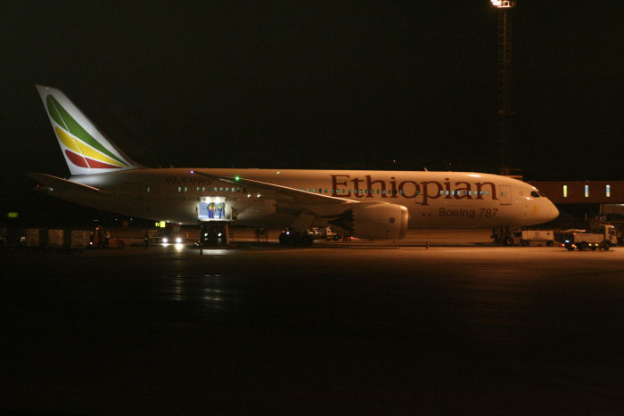 Kvällsbild av Ethiopian Boeing 787 "Dreamliner". Foto: Hans Groby.