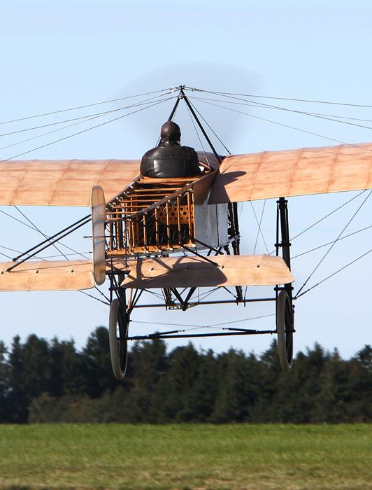 Mikael Carlsons flygning med Tekniska Museets Blériot XI/Thulin A kommer att vara en del av ett späckat flygprogram under flyghelgen på Gärdet den 21 och 22 augusti 2010 då flyget i Sverige firar 100 år. Foto: Gunnar Åkerberg.