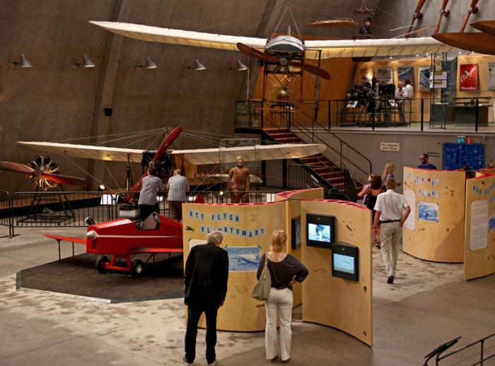 Vy över en del av utställningen i Maskinhallen på Tekniska Museet. Foto: Gunnar Åkerberg.