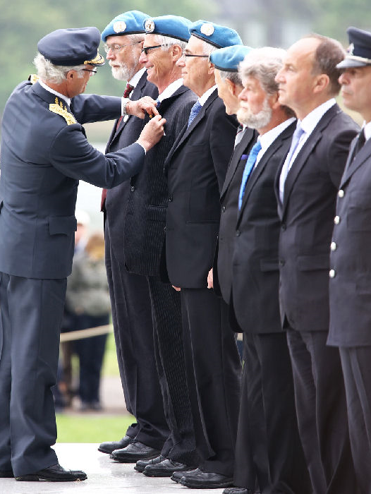 Svenska FN-veteraner medaljeras av H.M. Konung Carl XVI Gustaf i samband med Veterandagen 2013 på Gärdet i Stockholm. Foto: Gunnar Åkerberg. 