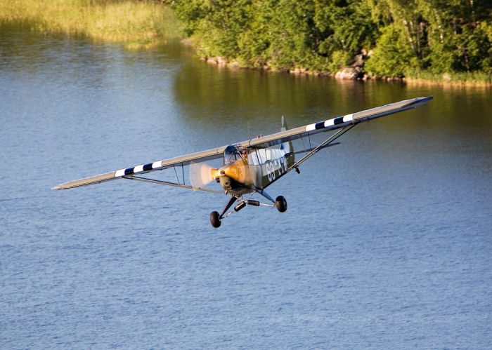 Motorflyg i full skala. Under många år var Mats Johansson delägare av Piper Cub, SE-BFD. Foto: Gunnar Åkerberg