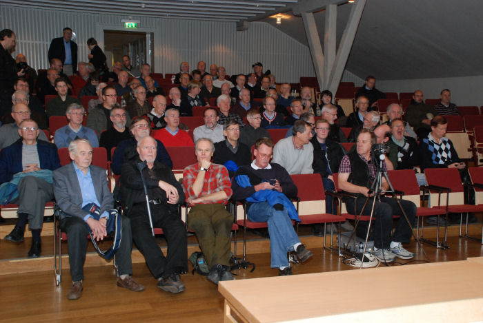 Föredraget om F 8 en riktig publikdragare...132 besökare, nästan fullsatt! Foto Bengt Simson.