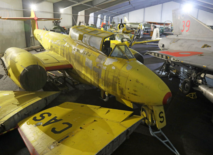 Tillsammans med cirka 40 andra luftfarkoster blev Gloster Meteor T.7 flyttad från en hangar på Malmens flottiljområde till Flygvapenmuseums nya magasinshangar utanför Linköping. När museets personal undersökte flygplanet upptäcktes omfattande angrepp av mögel. En saneringsfirma kunde snabbt åta sig uppgiften. Arbetet fick dock avbrytas när det visade sig att flygplanets cockpit innehöll asbest. I början av 2018 satte asbestsaneringen igång och snart därefter det sista steget i mögelsaneringen. Foto: Gunnar Åkerberg.