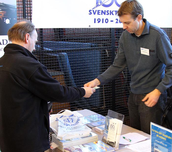  Robert Malmstedt, SFF Stockholms webbmaster säljer böcker. Foto: Gunnar Åkerberg.