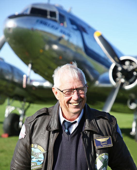 Kjell Nordström, som har varit aktiv pilot de senaste 55 åren och har flugit fler än 100 flygplanstyper (!) kommer att berätta och visa bilder från DC-3 Daisys deltagande i evenemangen Daks over Normandy och Berlin Airlift 70. Foto:Gunnar Åkerberg.