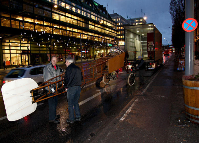 Personal från Tekniska Museet lastar av en Thulin A / Blériot XI framför NK… Foto Gunnar Åkerberg