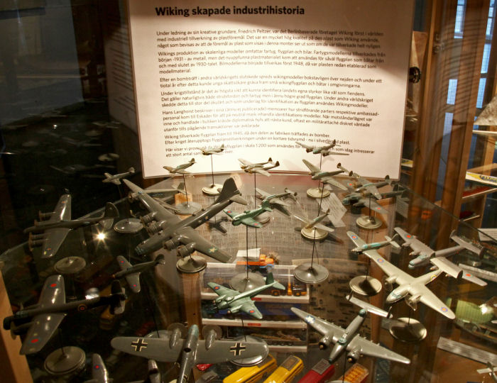 Bland annat visas ett stort antal flygmodeller från andra världskriget i skala 1:200 av fabrikatet Wiking i modellutställningen