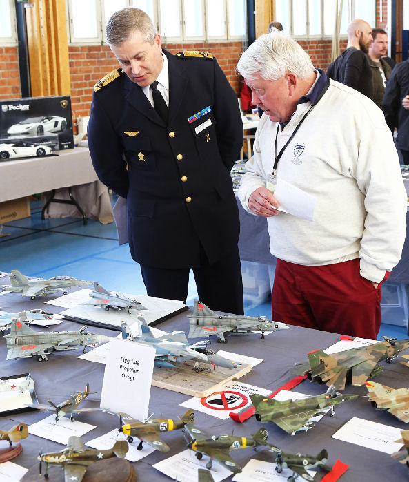 Flygvapenchefen Generalmajor Mats Helgesson visades runt i utställningen av Lennart Berns från SFF och Hans Fehrnström från IPMS. Foto: Gunnar Åkerberg