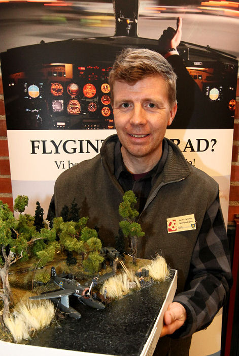 2011 års inteckning av SFF: vandringspris tilldelades Pontus Carlweitz, Nyköping, för hans dioramamodell i skala 1/72 av en depå för marinspaningsflyg, Saab S 17BS. Foto: Gunnar Åkerberg