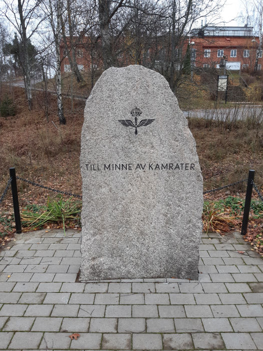 F 18 minnessten står nedanför gamla kanslibyggnaden. Den återinvigdes 2014. Foto: Bernt Olsson.