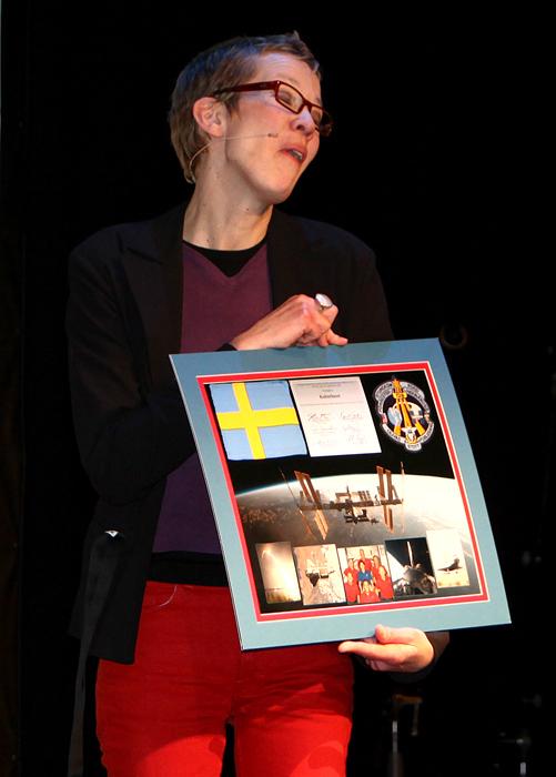 Katti Hoflin var moderator under föredraget på Kulturhuset. Här tar hon för Kulturhusets räkning emot en minnesgåva från besättningen. Foto: Gunnar Åkerberg.