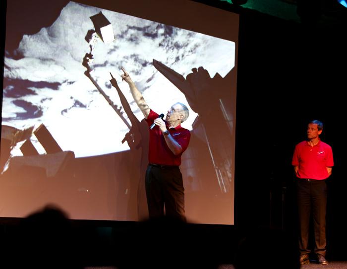 Patrick Forrester pekar ut Christer Fuglesang som hanterade en gigantisk ammoniaktank för hand(!) under en av sina rymdpromenader! Foto: Gunnar Åkerberg.