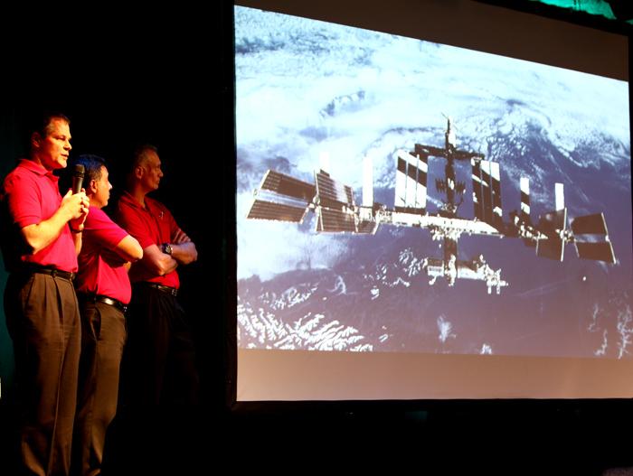 Kevin Ford, José Hernández samt John Olivas och den internationella rymdstationen ISS. Foto: Gunnar Åkerberg.