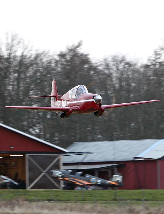 En förbiflygning med kända Håtunaprofiler i bakgrunden. Foto: Gunnar Åkerberg.