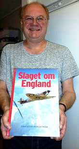 Christer Bergström med sin bok Slaget om England.