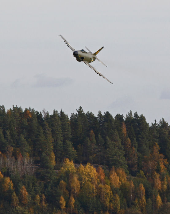 Nästa punkt i flygprogrammet var Alf Ingesson-Thoor som här kommer ”smygande” i en J 32B Lansen. Foto: Gunnar Åkerberg.  