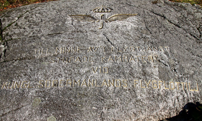 Minneshällen med inskriptionen: ”Till minne av i flygtjänst stupade kamrater vid Kungl. Södermanlands flygflottilj”. Foto: Gunnar Åkerberg.
