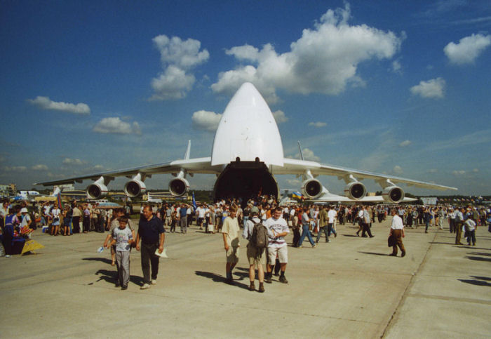 Något varmare än januarikylan i Arlanda var det på flygmässan MAKS i Moskva, augusti 2001, då An-225 visades upp för allmänheten. Foto: Gunnar Åkerberg