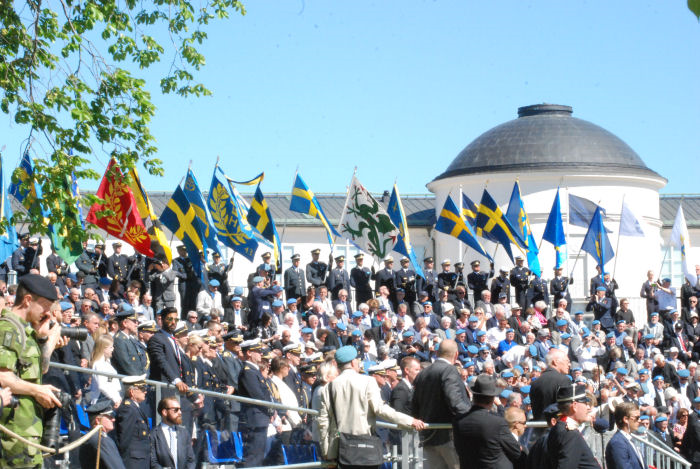 Mycket publik med flaggparad. Foto: Bengt Simson.