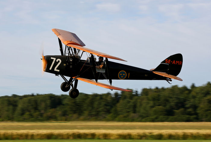 Henrik Lundh spakandes sin Tiger Moth. Foto: Gunnar Åkerberg.