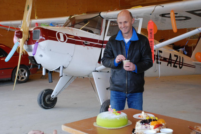 Ägaren Björn med flygplan tårta och kaffe. Foto: Bengt Simson.