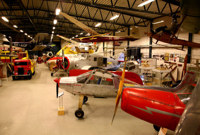 På Arlanda Flygsamlingar finns ett 50-tal civila flygplan och helikoptrar, motorer, flygsimulatorer och många andra fordon och föremål från den svenska civilflygets historia. Foto: Gunnar Åkerberg.