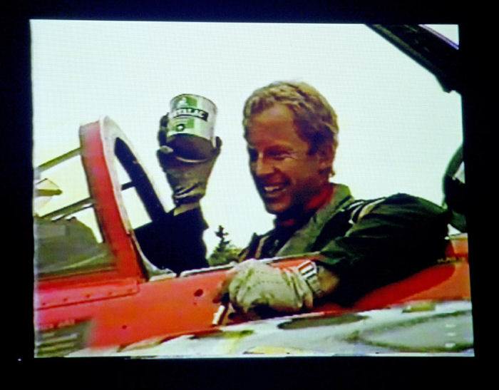 Filmklipp från den 27 juni 1985. Flygföraren Alvar Nyrén i J 35F nr. 35475, ”Petter Röd” med en burk Servalac… Foto: Gunnar Åkerberg.