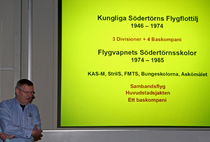 Jan-Olaw Persson berättade om den mycket omfattande verksamheten som har bedrivits på F 18 i Tullinge. Foto: Gunnar Åkerberg.