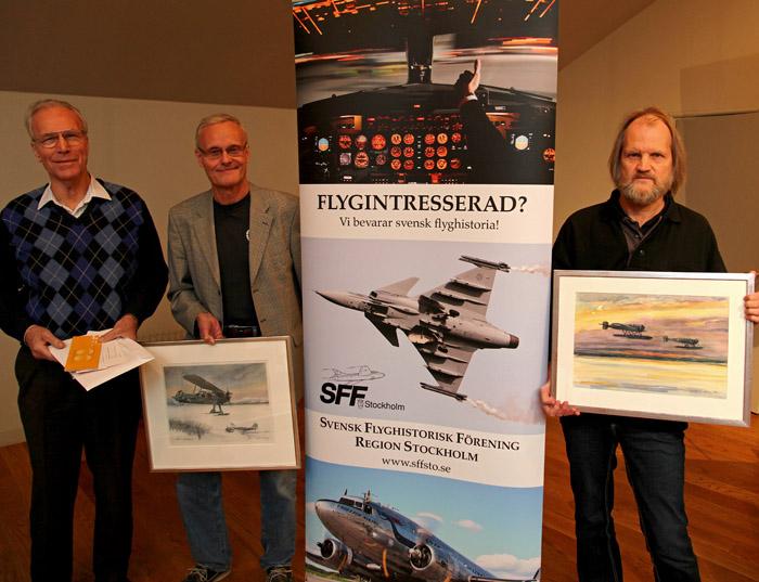 Glada vinnare av SFF Stockholms jullotteris högvinster. Från vänster: Birger Larsson, Göran Welander och Jan Gladh. Foto: Gunnar Åkerberg.