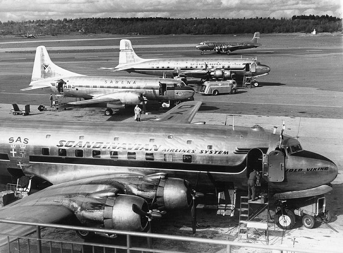 SAS DC-6, Skjold Viking, OY-KLO på Bromma. SAS  firar i år 65 år och Bromma flygplats hela 75 år! Foto: SAS arkiv.  