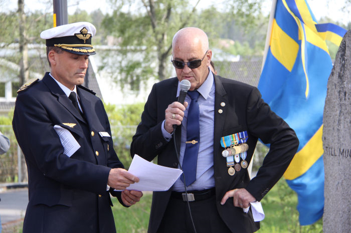 Ordföranden F 18 kamratförening Gunnar Persson invigningstalar. Foto: Hans Groby.
