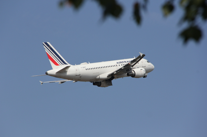 Resenärer till Paris (CDG) lämnar Arlanda med Air France Airbus A319-111 (sn: 1449) med registrering F-GRHT.