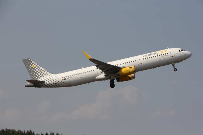 Vueling Airlines Airbus A321-231 (sn: 6684) med registrering EC-MHA med destination Barcelona (BCN) lämnar Arlanda.
