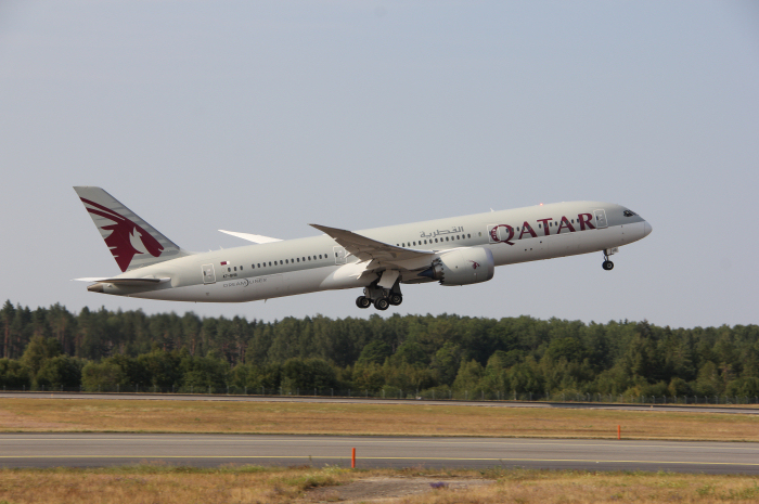 Qatar Airways Boeing B787-9 (sn: 64215/917) med registrering A7-BHB med destination Doha (DOH) lämnar Arlanda från bana 08.