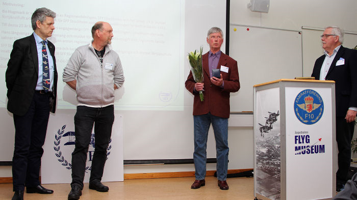  Bo Hugmark mottog SFF Förtjänstmedalj av Michael Sanz och Peter Fredriksson som representerade SFF Stockholms styrelse vid utdelningen. Foto Hans Groby.