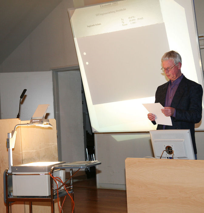 Bo Hugmark presenterar ekonomirapporten vid SFF Stockholms årsmöte 2006 på Armémuseum. Observera OH-projektorn! Foto: Gunnar Åkerberg.