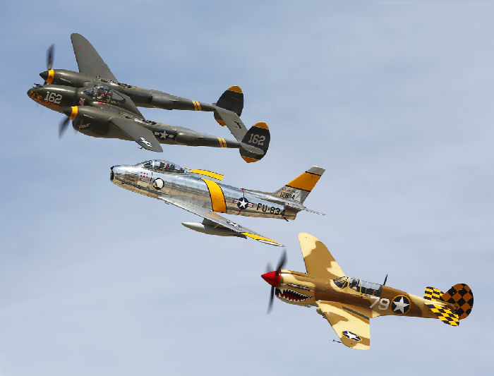 En trio med warbirds från Planes of Fame. P-38J Lightning, F-86F Sabre och P-40N Warhawk. Foto Gunnar Åkerberg  