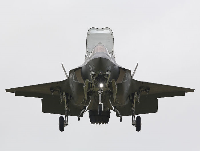 Den omdebatterade F-35 Lightning II hovrar på RIAT 2016.  Foto Gunnar Åkerberg   