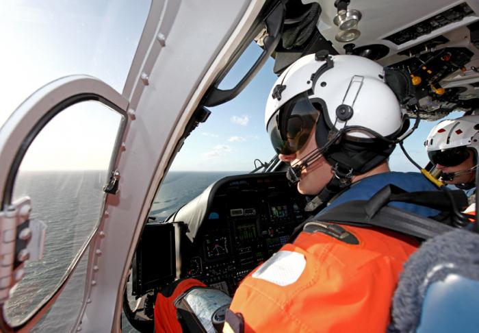 Styrman Anders Olsson och befälhavare Roland Gutell i cockpit på Sikorsky S-76C+, SE-HAJ, Lifeguard 904. Foto: Gunnar Åkerberg