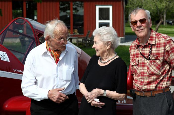 Nuvarande ägaren, Kjell W Ahlberg, Ilsabe Bratt Ingemar Ehrenström som ägt flygplanet i många år. Foto: Gunnar Åkerberg.